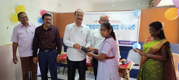 OSL gives away free reading glasses to school students with low-vision